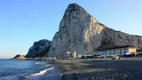 Vista del Pe&ntilde;&oacute;n de Gibraltar desde el extremo norte de Eastern Beach, en la costa mediterr&aacute;nea oriental de Gibraltar - FOTO: Wikipedia