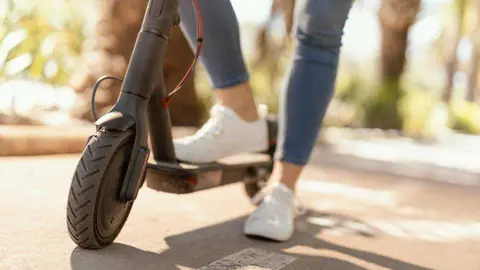 En cuanto al r&eacute;gimen sancionador, circular con patinete el&eacute;ctrico por zonas peatonales puede conllevar multas de hasta 100 euros