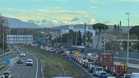 Las primeras horas de la jornada han estado marcadas por largas colas y tr&aacute;fico pr&aacute;cticamente detenido en distintos puntos de esta v&iacute;a, especialmente en la salida de San Roque por la zona de El Toril