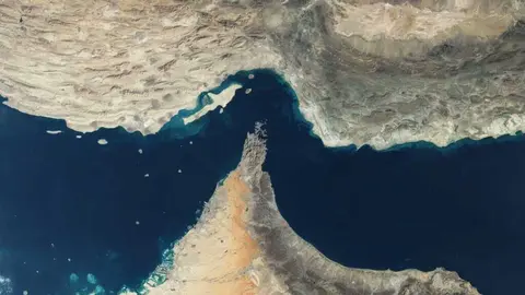 Vista del estrecho de Ormuz, paso estrat&eacute;gico por el que circula una parte clave del petr&oacute;leo y el comercio energ&eacute;tico mundial.