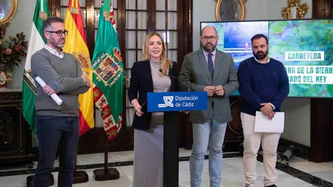 La presidenta de la instituci&oacute;n provincial, Almudena Mart&iacute;nez, acompa&ntilde;ada por el diputado del &Aacute;rea de Cooperaci&oacute;n, Javier Bello, y t&eacute;cnicos del Servicio de Carreteras