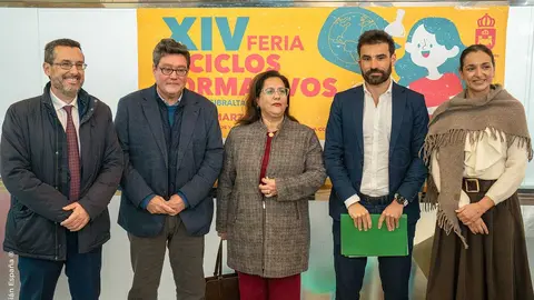 Autoridades y representantes educativos durante la inauguraci&oacute;n de la XIV Feria de Ciclos Formativos celebrada en el Palacio de Congresos de La L&iacute;nea.