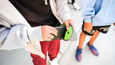 El sistema permite que los estudiantes lleven el m&oacute;vil consigo sin poder utilizarlo durante determinadas actividades o espacios, como las aulas