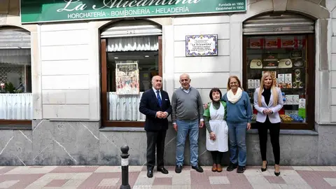 La Alicantina, junto a representantes municipales, durante el acto de entrega de las placas conmemorativas