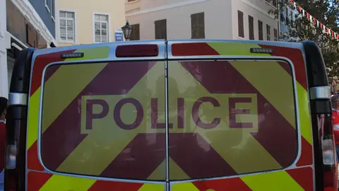 Parte trasera de un veh&iacute;culo de la Polic&iacute;a en Gibraltar en una imagen de archivo tomada en zona urbana