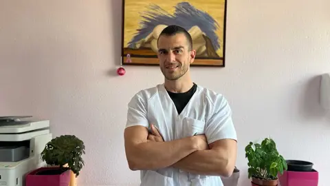 El fisioterapeuta Jes&uacute;s Gonz&aacute;lez, especializado en linfedema, en una imagen relacionada con su labor cl&iacute;nica e investigadora