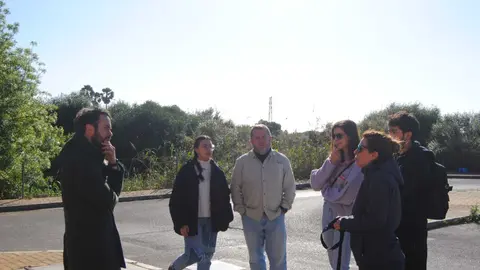 Miembros de 100x100 Unidos por Algeciras durante su visita a la urbanizaci&oacute;n Los Camarotes de Getares junto a vecinos de la zona