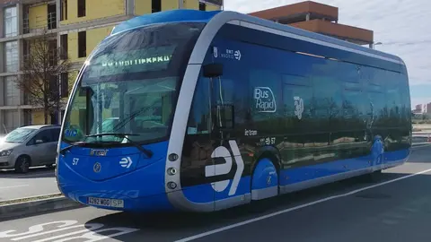 Un autob&uacute;s el&eacute;ctrico (Bus Rapid Transit) circulando por Madrid - FOTO: Wikipedia