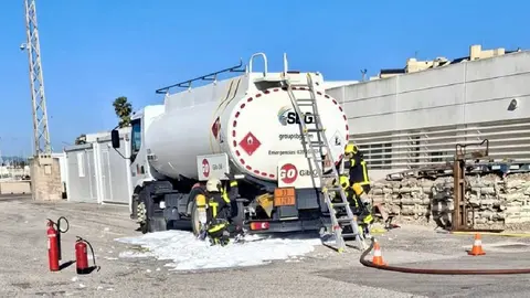 El aviso se produjo a las 09:30 horas, cuando el parque de bomberos linense fue requerido para actuar ante una incidencia que supon&iacute;a un riesgo potencial debido a la naturaleza inflamable del combustible