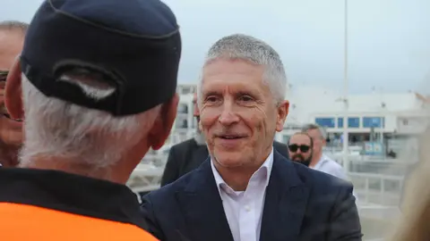 El ministro del Interior, Fernando Grande-Marlaska, durante una visita al puerto de Tarifa en el marco de la Operaci&oacute;n Paso del Estrecho