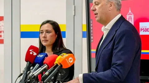 Roc&iacute;o Arrabal y Juan Carlos Ruiz Boix durante una comparecencia ante los medios en Algeciras - FOTO: PSOE Algeciras