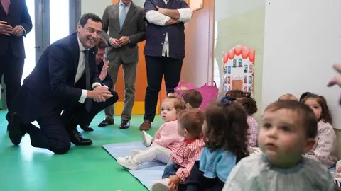 El presidente de la Junta durante una visita a un aula de educaci&oacute;n infantil en Andaluc&iacute;a junto a alumnos de primer ciclo
