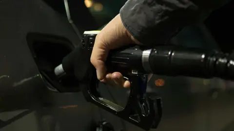 Veh&iacute;culo repostando combustible en una gasolinera en un contexto de subida de precios energ&eacute;ticos
