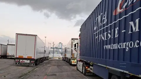 Vista general del Puerto de Algeciras con actividad de mercanc&iacute;as en los muelles