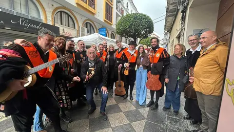 Representantes de las tunas durante el pasacalles celebrado en el centro de Algeciras.