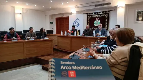Presentaci&oacute;n de la topogu&iacute;a del sendero GR-92 en el sal&oacute;n de plenos de Los Barrios.