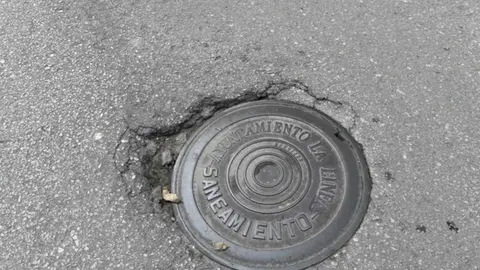 Trabajos de asfaltado en una de las zonas afectadas por obras en La L&iacute;nea.