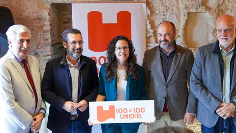 Laura Rom&aacute;n junto a miembros de 100x100 Unidos