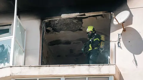 Im&aacute;genes de la explosi&oacute;n en una vivienda de Algeciras tras el incendio - FOTO: FJ Ben&iacute;tez