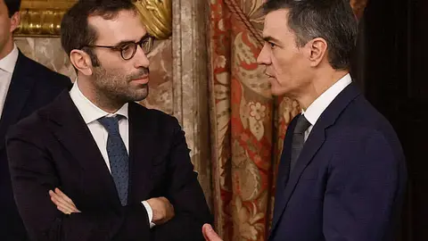 Pedro S&aacute;nchez junto a Carlos Cuerpo durante el anuncio de la reestructuraci&oacute;n del Gobierno