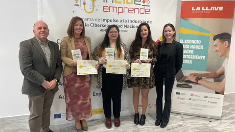 Imagen de las emprendedoras galardonadas durante el Demo Day celebrado en el coworking La Llave.