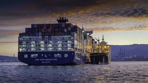 Buque realizando operaciones de suministro de GNL en aguas del Puerto de Algeciras.