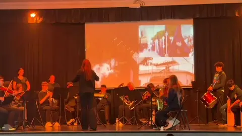 Actuaci&oacute;n del alumnado del IES Isla Verde durante el concierto de Semana Santa celebrado en Algeciras.