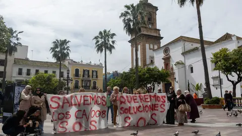 Concentraci&oacute;n de vecinos de La Pi&ntilde;era para reclamar soluciones a la situaci&oacute;n de los bloques CA008 - FOTO: FJ Ben&iacute;tez