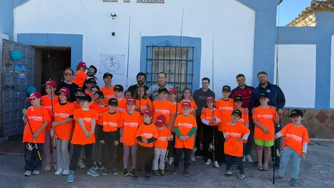 Participantes durante la jornada de la Escuela de Pesca Infantil en la playa de El Rinconcillo.
