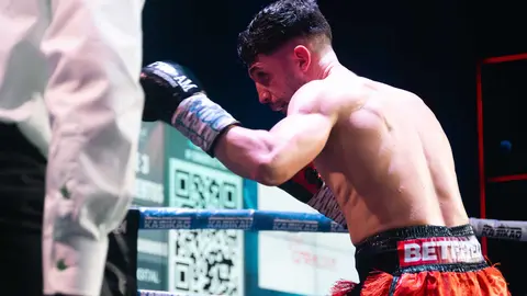 &iexcl;Campe&oacute;n en Gibraltar! Tyrone gana por decisi&oacute;n tras un final de infarto_012