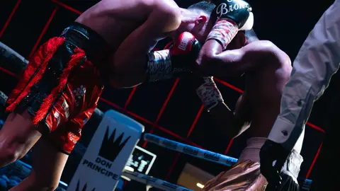 &iexcl;Campe&oacute;n en Gibraltar! Tyrone gana por decisi&oacute;n tras un final de infarto_013