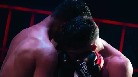 &iexcl;Campe&oacute;n en Gibraltar! Tyrone gana por decisi&oacute;n tras un final de infarto_015