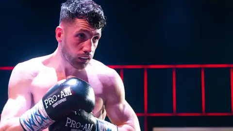 &iexcl;Campe&oacute;n en Gibraltar! Tyrone gana por decisi&oacute;n tras un final de infarto_025
