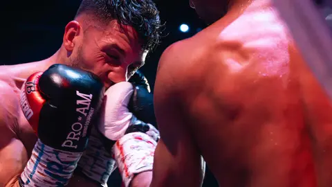 &iexcl;Campe&oacute;n en Gibraltar! Tyrone gana por decisi&oacute;n tras un final de infarto_026