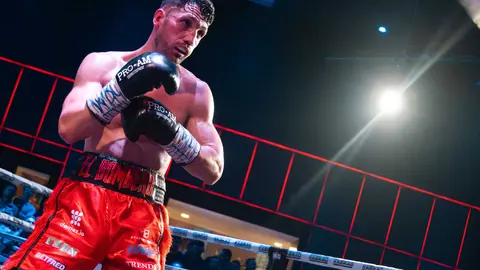 &iexcl;Campe&oacute;n en Gibraltar! Tyrone gana por decisi&oacute;n tras un final de infarto_030