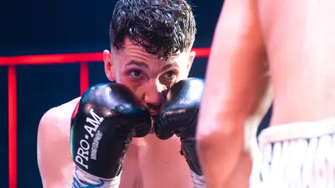 &iexcl;Campe&oacute;n en Gibraltar! Tyrone gana por decisi&oacute;n tras un final de infarto_031