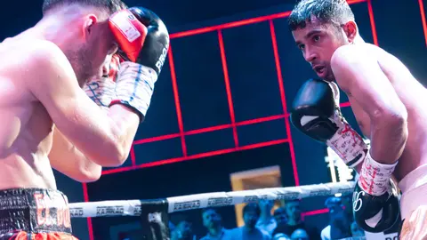 &iexcl;Campe&oacute;n en Gibraltar! Tyrone gana por decisi&oacute;n tras un final de infarto_035