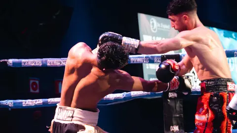 &iexcl;Campe&oacute;n en Gibraltar! Tyrone gana por decisi&oacute;n tras un final de infarto_036