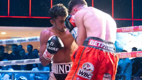 &iexcl;Campe&oacute;n en Gibraltar! Tyrone gana por decisi&oacute;n tras un final de infarto_037