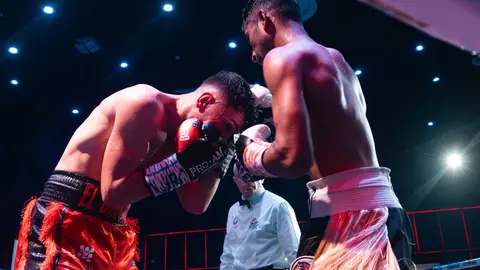 &iexcl;Campe&oacute;n en Gibraltar! Tyrone gana por decisi&oacute;n tras un final de infarto_038