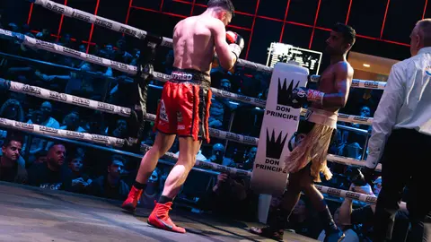 &iexcl;Campe&oacute;n en Gibraltar! Tyrone gana por decisi&oacute;n tras un final de infarto_053