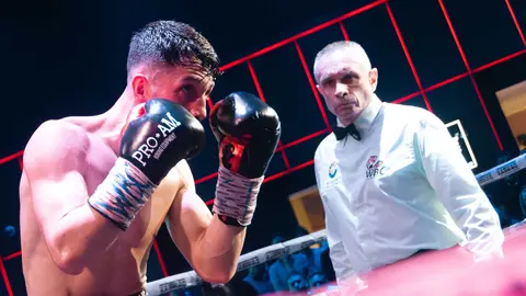 &iexcl;Campe&oacute;n en Gibraltar! Tyrone gana por decisi&oacute;n tras un final de infarto_065