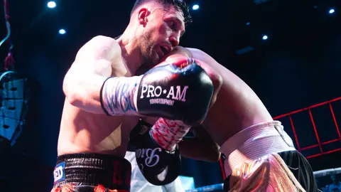 &iexcl;Campe&oacute;n en Gibraltar! Tyrone gana por decisi&oacute;n tras un final de infarto_073