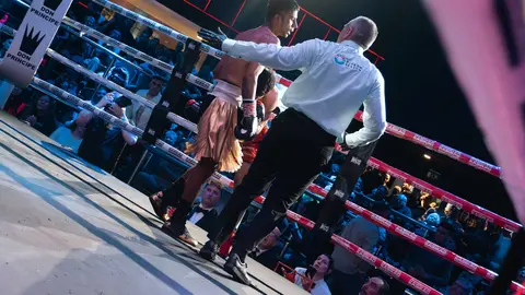 &iexcl;Campe&oacute;n en Gibraltar! Tyrone gana por decisi&oacute;n tras un final de infarto_112
