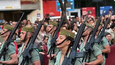 Desfile de unidades militares acompa&ntilde;ando a cofrad&iacute;as durante la Semana Santa en Algeciras