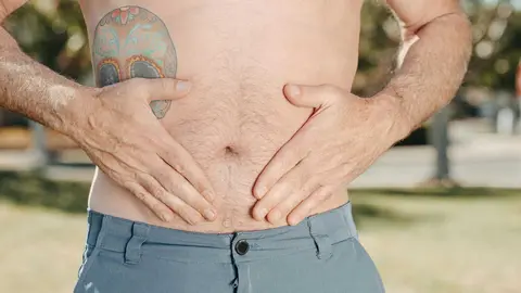 Imagen de una persona con molestias abdominales, s&iacute;ntoma habitual en cuadros de gastroenteritis v&iacute;rica en la poblaci&oacute;n