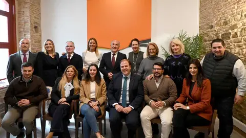 Imagen institucional de responsables municipales tras la presentaci&oacute;n del presupuesto aprobado en Algeciras