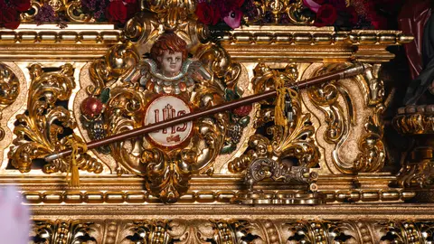 Detalle del paso del Medinaceli con el bast&oacute;n de mando colocado como s&iacute;mbolo de autoridad durante la procesi&oacute;n en Algeciras - FOTO: FJ Ben&iacute;tez