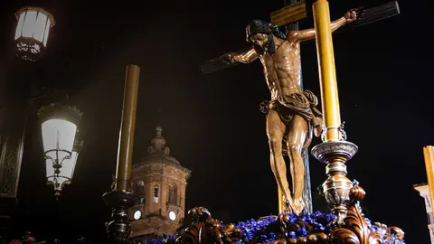 La Buena Muerte a su paso por la Plaza Alta con el campanario de La Palma al fondo - FOTO: FJ Ben&iacute;tez