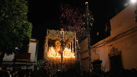 La recogida del Medinaceli y la Esperanza pone el broche al Martes Santo en Algeciras_13